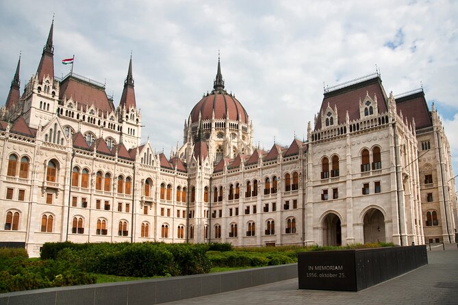 Classic Walk in Budapest - Fountain of King Matthias and Sandor Palace with guards in uniform