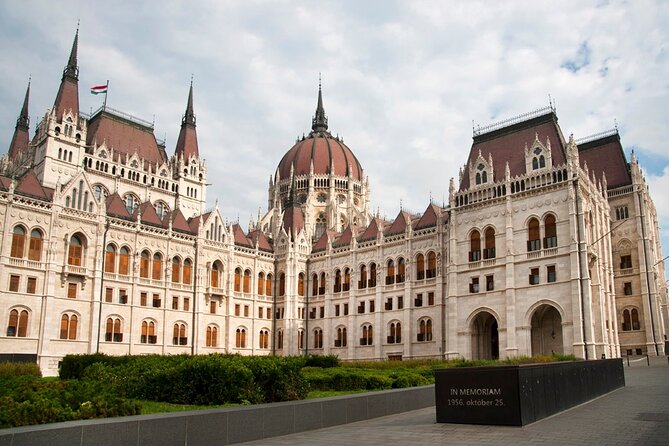 Comprehensive sightseeing tour - City Park and Vajdahunyad Castle, with an island feel