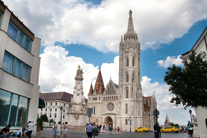 Comprehensive sightseeing tour - Freedom squares and the memory wall in Szabadság tér and Kossuth Lajos