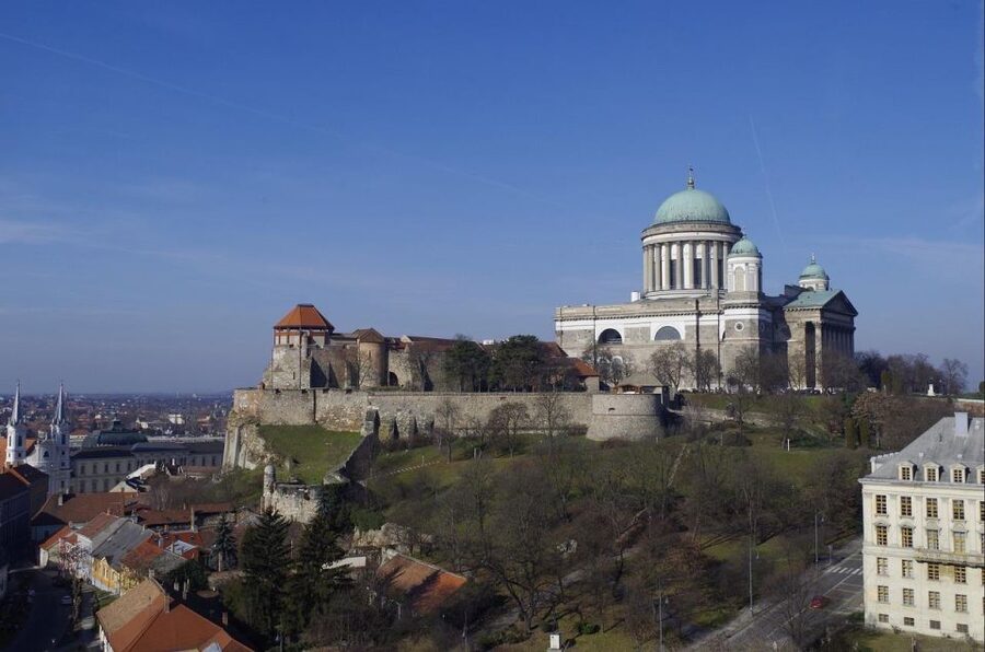 Danube Bend: Private 8-Hour Full Board Tour from Budapest - The Danube Riverbank and the Turkish Church Ruins