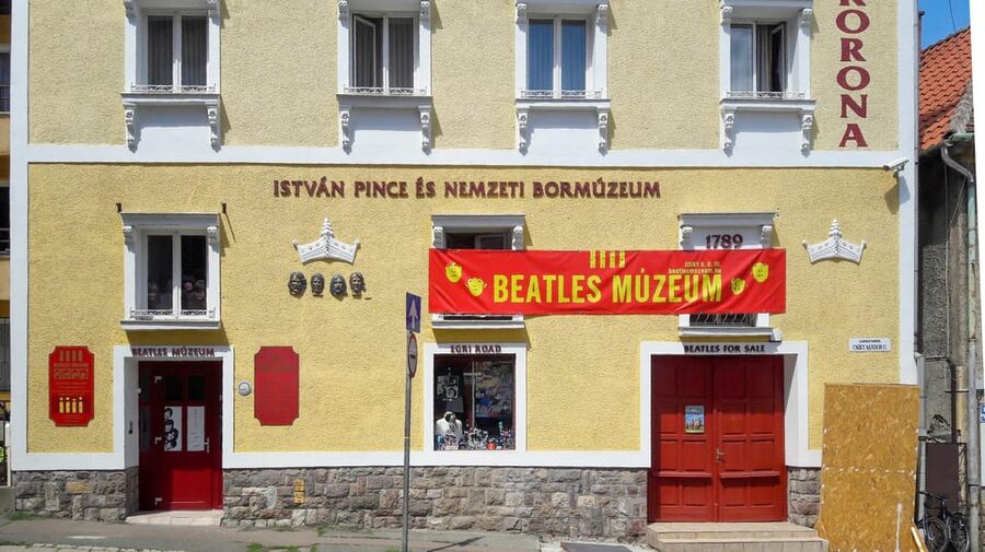 EGRI ROAD BEATLES MUSEUM - Interactive multimedia walls and headphone listening