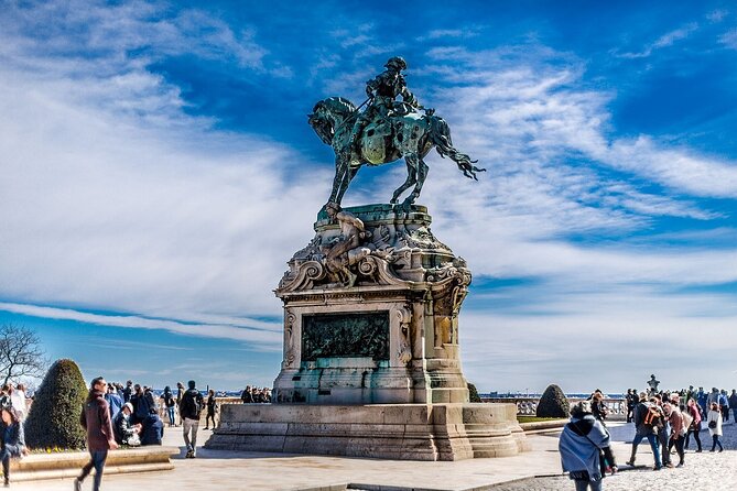 Essential Walking Tour - Hungarian Parliament Building: photo walk around an iconic square