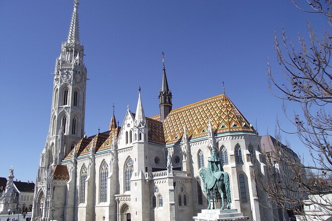 Essential Walking Tour - Sandor Palace and the president’s guards in historical uniforms
