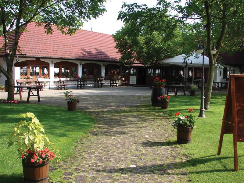 From Budapest: Full-Day Puszta Tour with Lunch and Show - Kecskemét in the morning: guided sights, then breathing room