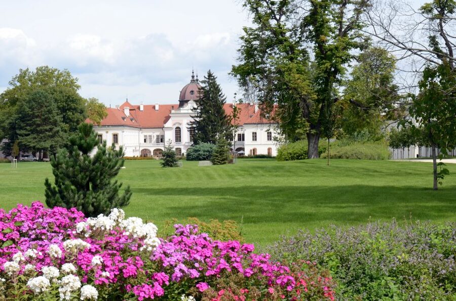 From Budapest: Gödöllő Royal Palace Tour - The coffee break on the grounds: a small pause that helps