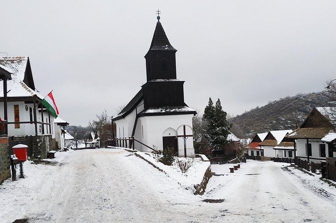 HOLLÓKŐ UNESCO World Heritage site + Eger Castle Private guided tour - Time for Eger town squares, wandering, and lunch rhythm