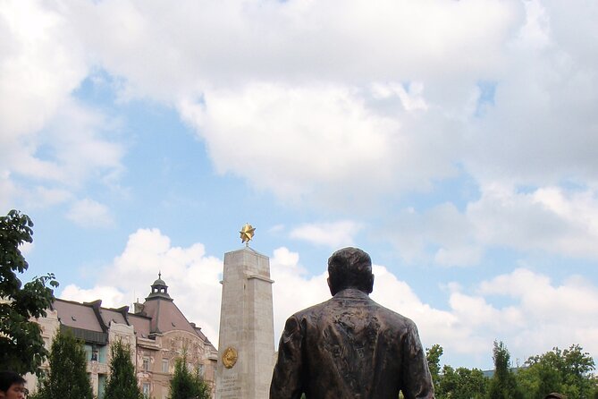 Lives of Hungarians Under Communist and Capitalist system - Meeting at the Budapest Eye, then getting a 15-minute Communism primer