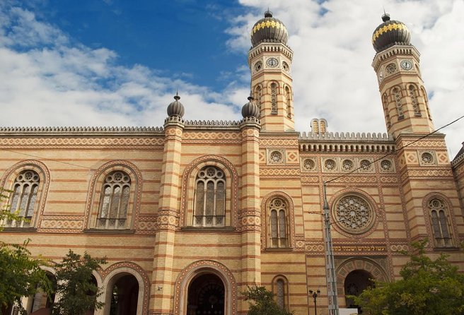 Past and Present of Budapest Jewish District Tour - A 90-minute-plus walk that links Belle Epoque and wartime reality