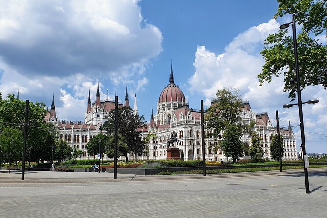 Private city tour by van - Tickets: What’s Free to See vs What Costs Extra