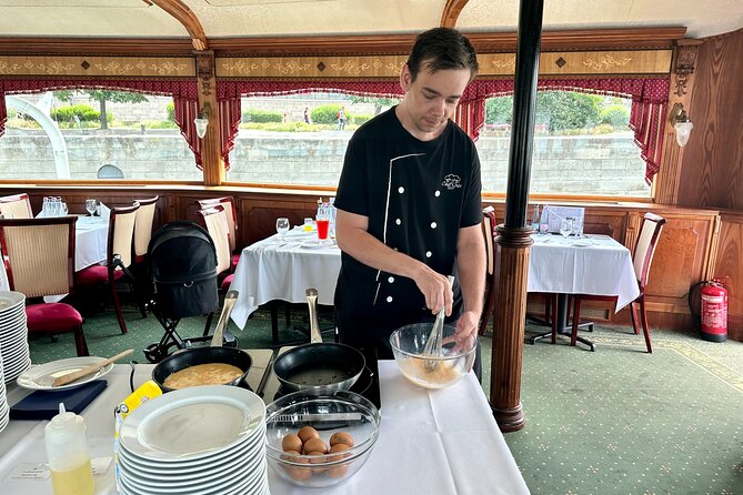 Summer Danube Brunch Cruise in Budapest - From Akadémia 2 ponton to Gróf Széchényi: getting on board smoothly