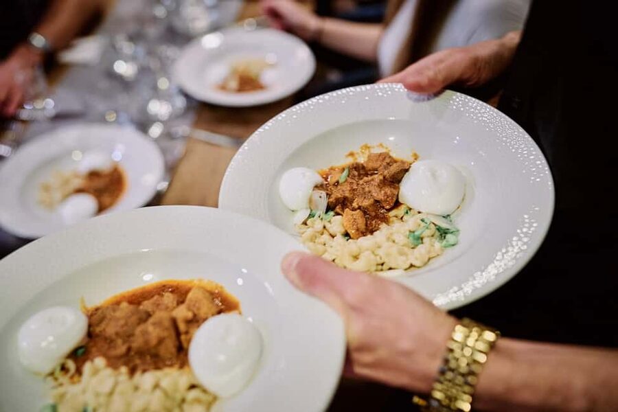 Tipsy Guided Food Tour with Drinks Included in Budapest - Meeting at the old synagogue: your first flavor lesson, then District 7