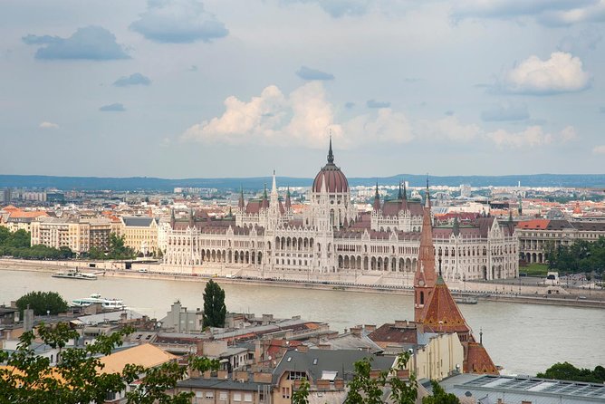 Walk in Buda with Hospital in the Rock Underground Cave Visit - Guides like Sarah, Orsolya, Flóra, and Noemi: what “good guiding” looks like here